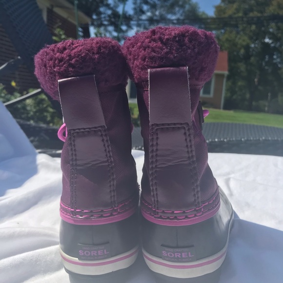 It’s a great purple pink snow boots for kids - Picture 2 of 3